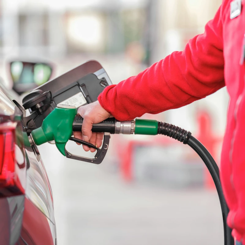 ¿Por qué optar por una gasolinera con repostaje asistido?